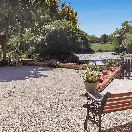 Dom wakacyjny 4 Bedroom Gorgeous In Argentonnay